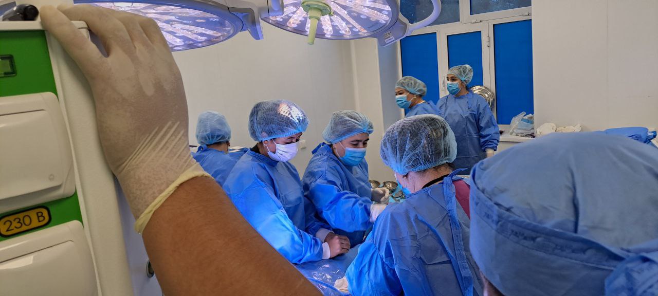 Yuqori texnologik operatsiya 2025-yil 24-noyabr kuni Namangan viloyatining yetakchi kardiokirurglari va akusher-ginekologlari tomonidan amalga oshirildi.